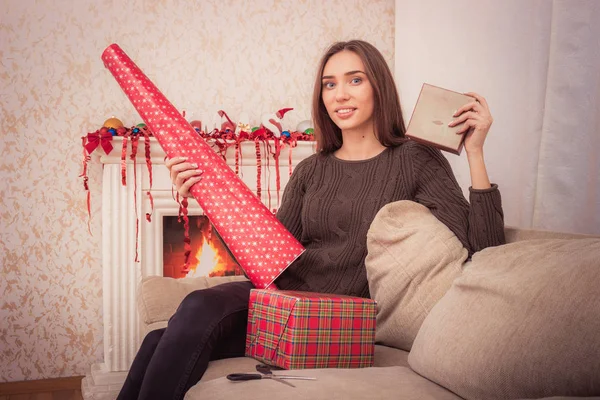 Mujer sonriente sostiene el oropel de Navidad — Foto de Stock