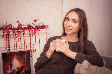 Güzel kadın evde bir kahve içme