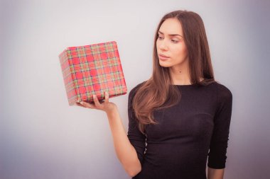 gülümseyen kadın tutun kırmızı hediye kutusu