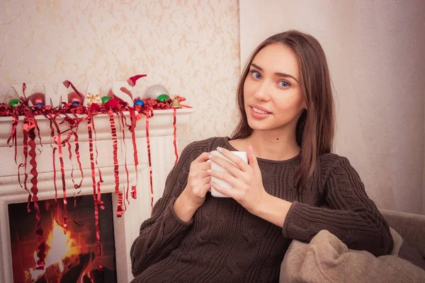 Güzel kadın evde bir kahve içme