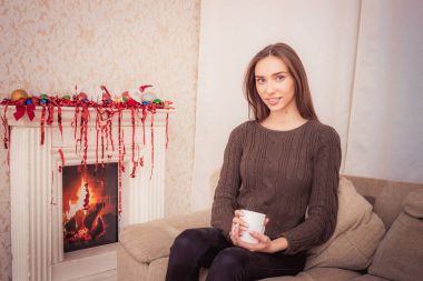 Güzel kadın evde bir kahve içme