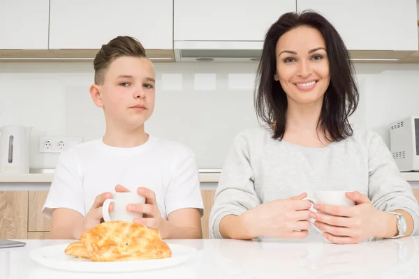 Familia feliz en la mañana — Foto de Stock