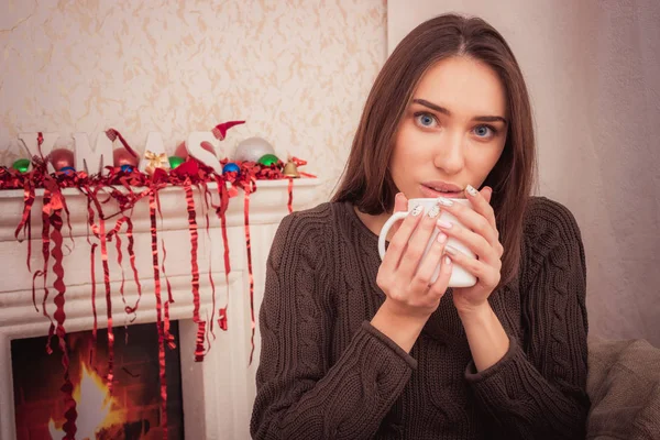 Красива жінка вдома п'є каву — стокове фото