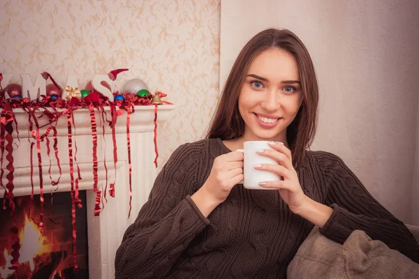 Beautiful woman at home drinking a coffee — Stock Photo, Image