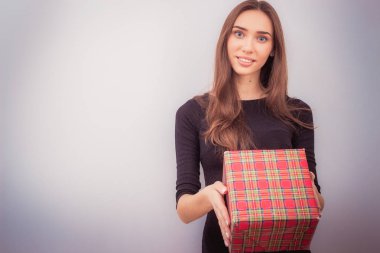 gülümseyen kadın tutun kırmızı hediye kutusu