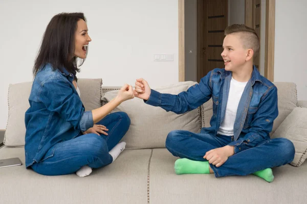 Familia feliz sentado en el sofá y el uso de la tableta digital en casa —  Fotos de Stock