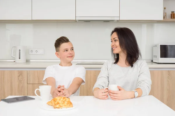 Familia feliz en la mañana — Foto de Stock