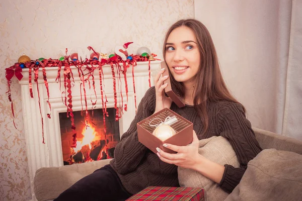 Lächelnde Frau hält Weihnachtslametta — Stockfoto