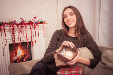 Gülümseyen kadın Noel tinsel tutar