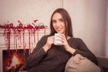 Güzel kadın evde bir kahve içme