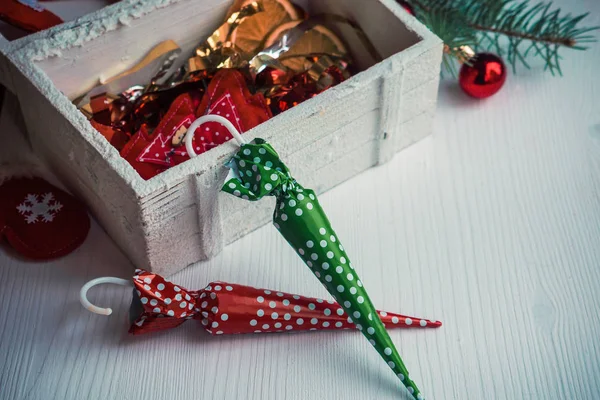 カラフルなキャンディーと装飾の美しいクリスマスの背景 — ストック写真