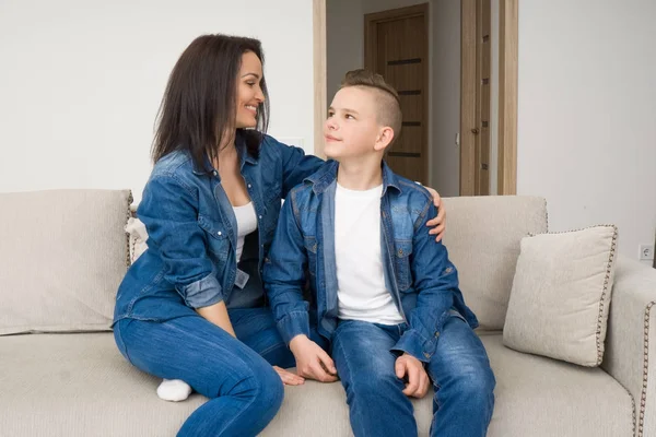 Retrato de la madre y su hijo en el sofá en casa —  Fotos de Stock