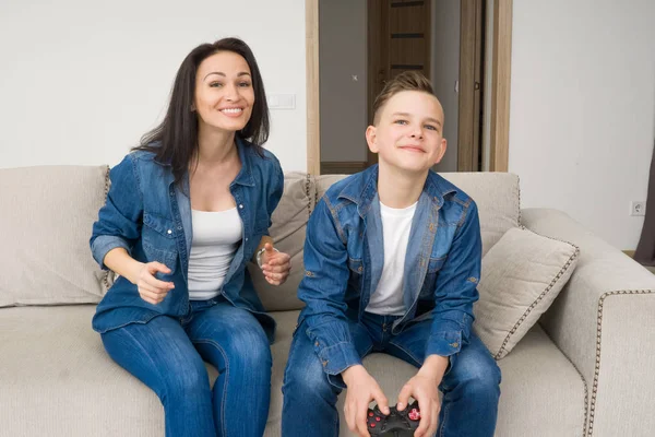 Família feliz jogando console em casa — Fotografia de Stock