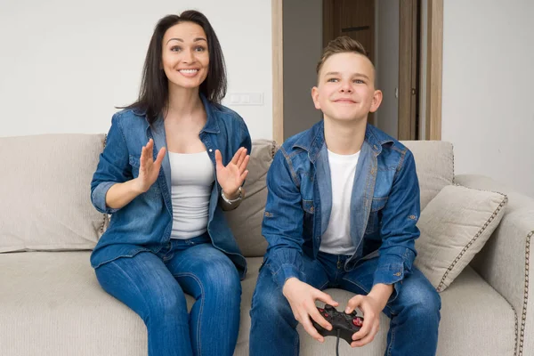 Família feliz jogando console em casa — Fotografia de Stock