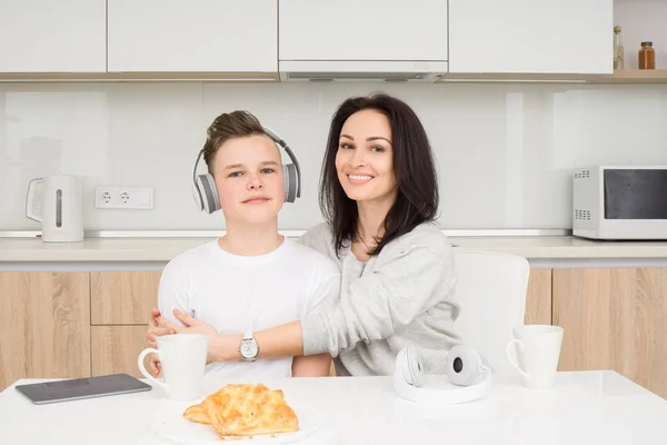 Familia feliz en la mañana — Foto de Stock