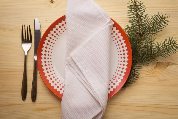Local de mesa de Natal com pratos de jantar, guardanapo, talheres, abeto — Fotografia de Stock