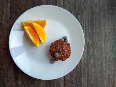 Turuncu Beyaz plaka üzerinde dilim pastayla