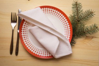 Noel Sofra yemek tabakları, peçete, çatal bıçak takımı, köknar ile yer