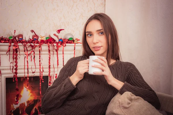 아름 다운 여자 집에서 마시는 커피 — 스톡 사진