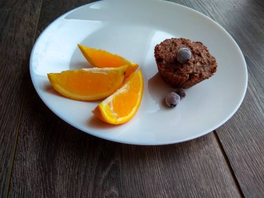 Turuncu Beyaz plaka üzerinde dilim pastayla