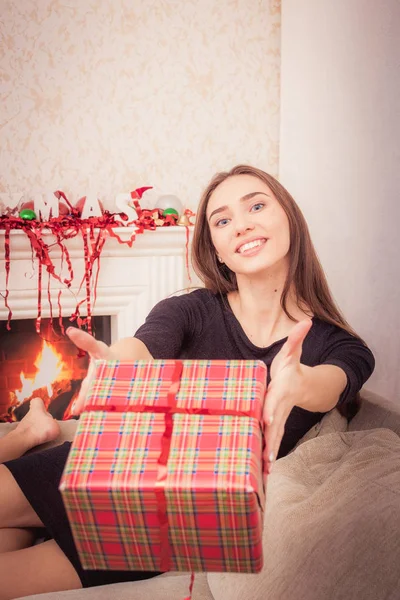 笑顔の女性はクリスマス見掛け倒しを保持します。 — ストック写真