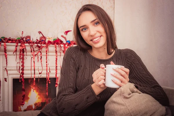 Schöne Frau zu Hause beim Kaffeetrinken — Stockfoto