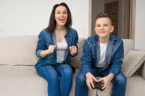 Família feliz jogando console em casa — Fotografia de Stock