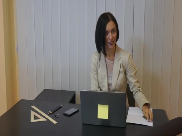 Bizneswoman w biurze z laptopem — Wideo stockowe