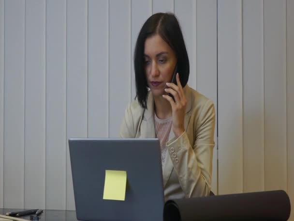 Podnikatelka pracující v kanceláři — Stock video