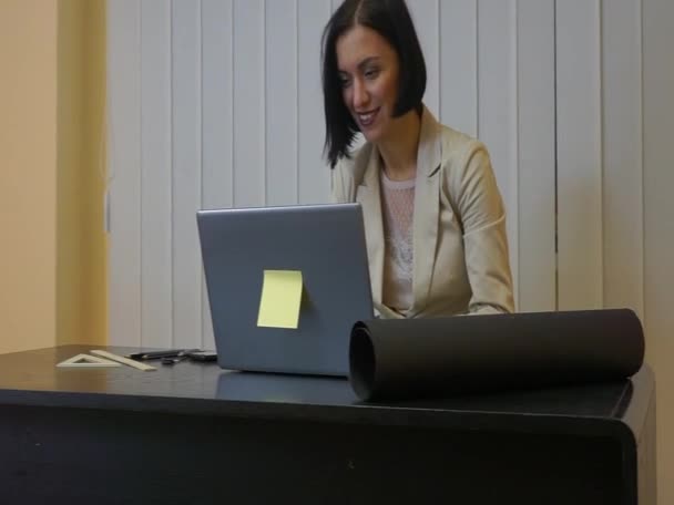 Σοβαρή γυναίκα εκτελεστικό που εργάζονται στο γραφείο της με φορητό υπολογιστή — Αρχείο Βίντεο