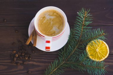 Fincan kahve ve Noel köknar dalı