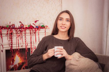 Güzel kadın evde bir kahve içme