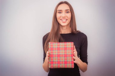 gülümseyen kadın tutun kırmızı hediye kutusu