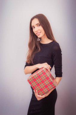 gülümseyen kadın tutun kırmızı hediye kutusu