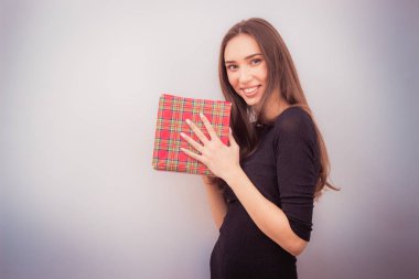 gülümseyen kadın tutun kırmızı hediye kutusu