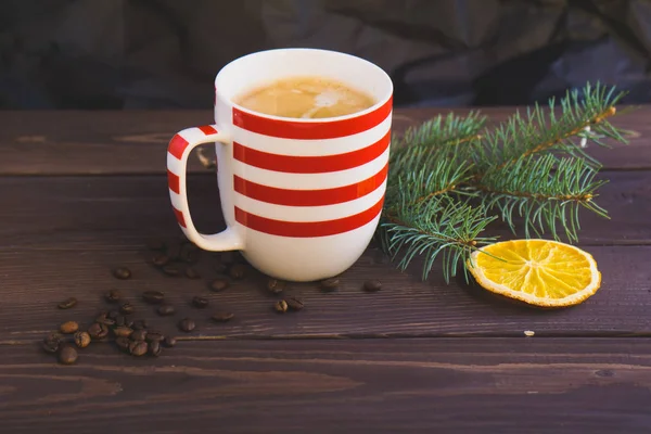 Šálek kávy a vánoční jedle větve — Stock fotografie