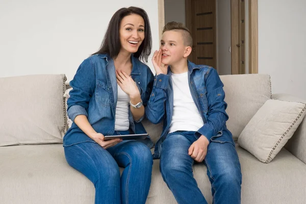 Retrato de la madre y su hijo en el sofá en casa — Foto de Stock