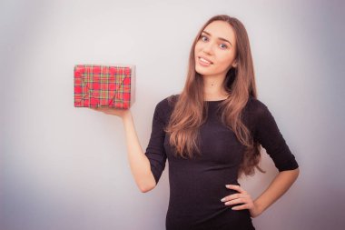 gülümseyen kadın tutun kırmızı hediye kutusu