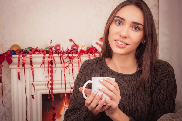 Mulher bonita em casa bebendo um café — Fotografia de Stock