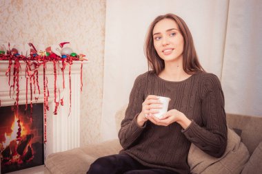 Güzel kadın evde bir kahve içme