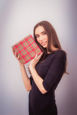 gülümseyen kadın tutun kırmızı hediye kutusu