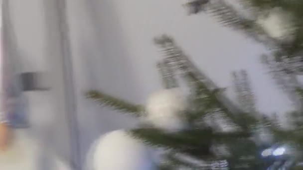 Beyaz klasik Noel ve yeni yıl iç odası — Stok video