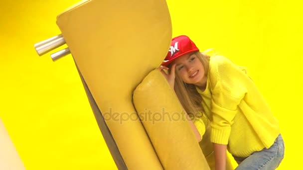 Joven chica rubia fresca y hermosa sobre fondo amarillo — Vídeo de stock