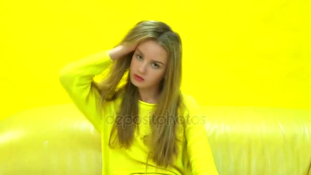 Joven chica rubia fresca y hermosa sobre fondo amarillo — Vídeo de stock