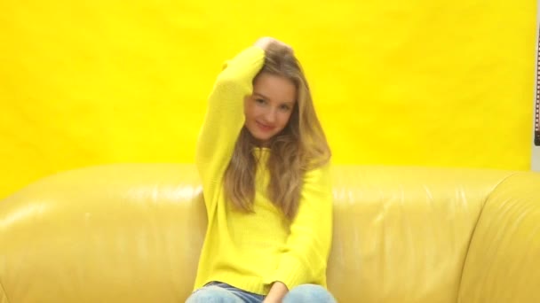 Mladé svěží a krásná blondýnka na žlutém podkladu — Stock video