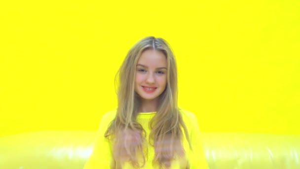 Jovem menina loira fresca e bonita no fundo amarelo — Vídeo de Stock