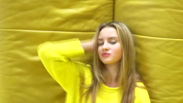 Joven chica rubia fresca y hermosa sobre fondo amarillo — Vídeo de stock