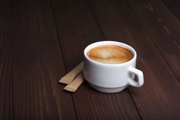 Cangkir kopi dengan latar belakang kayu — Stok Foto