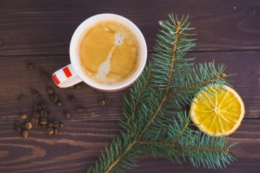 Fincan kahve ve Noel köknar dalı