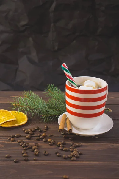 Tasse Kaffee und Tannenzweig — Stockfoto